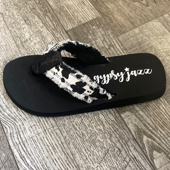 Womens Gypsy Jazz Flip Flops Cow Print - Picture 2 of 6